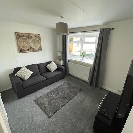 1-Bedroom Semi-detached Chalet in Uddingston, Glasgow Exterior foto