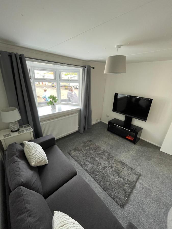 1-Bedroom Semi-detached Chalet in Uddingston, Glasgow Exterior foto