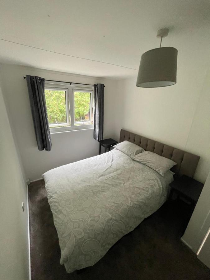 1-Bedroom Semi-detached Chalet in Uddingston, Glasgow Exterior foto