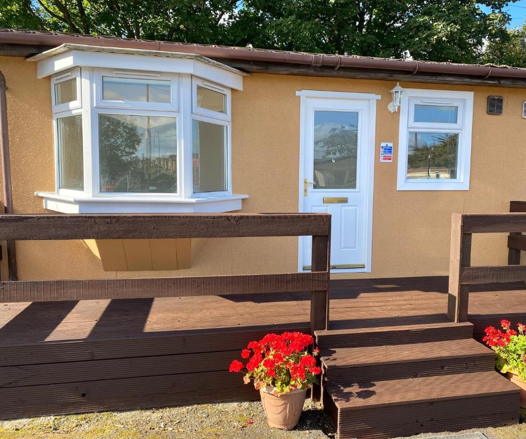 1-Bedroom Semi-detached Chalet in Uddingston, Glasgow Exterior foto