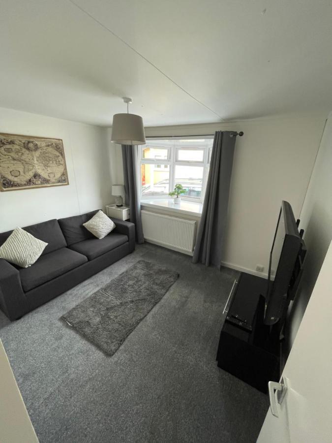 1-Bedroom Semi-detached Chalet in Uddingston, Glasgow Exterior foto