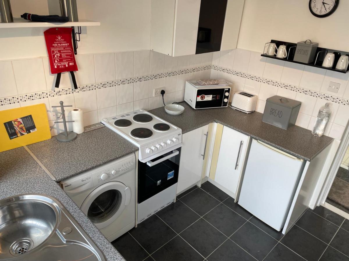 1-Bedroom Semi-detached Chalet in Uddingston, Glasgow Exterior foto