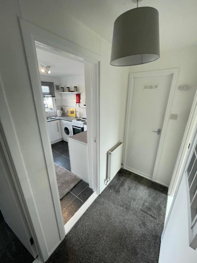 1-Bedroom Semi-detached Chalet in Uddingston, Glasgow Exterior foto
