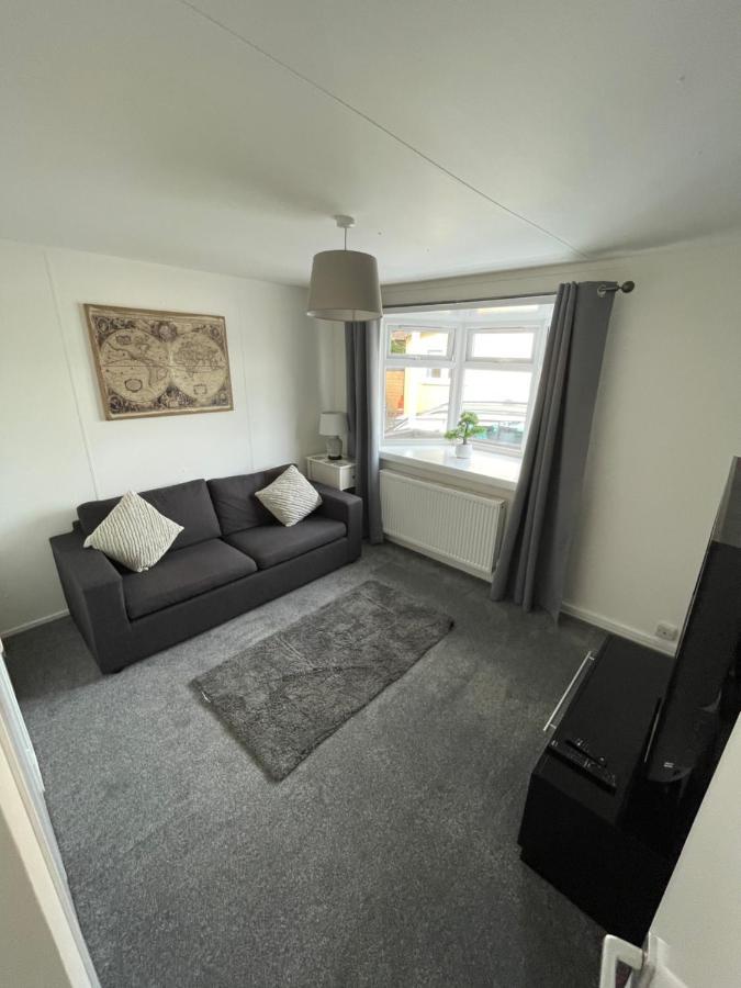 1-Bedroom Semi-detached Chalet in Uddingston, Glasgow Exterior foto